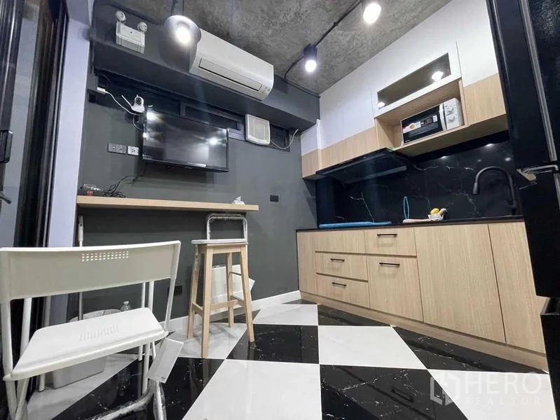 สำนักงานที่บ้าน ให้เช่าหรือขายในBang Kapi, Bangkok - แพนทรีครัว ตู้ลายไม้ แผ่นกันเปื้อนหินสีดำ และพื้นตารางขาวดำ