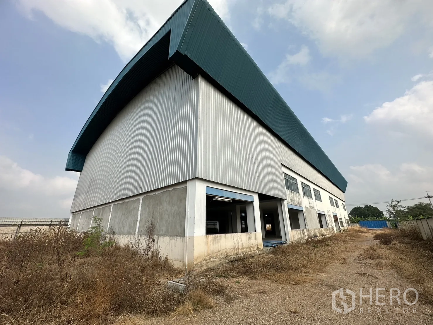 工厂 出租在Pak Kret, Nonthaburi - 工厂长边视角，成排窗户与装卸开口。