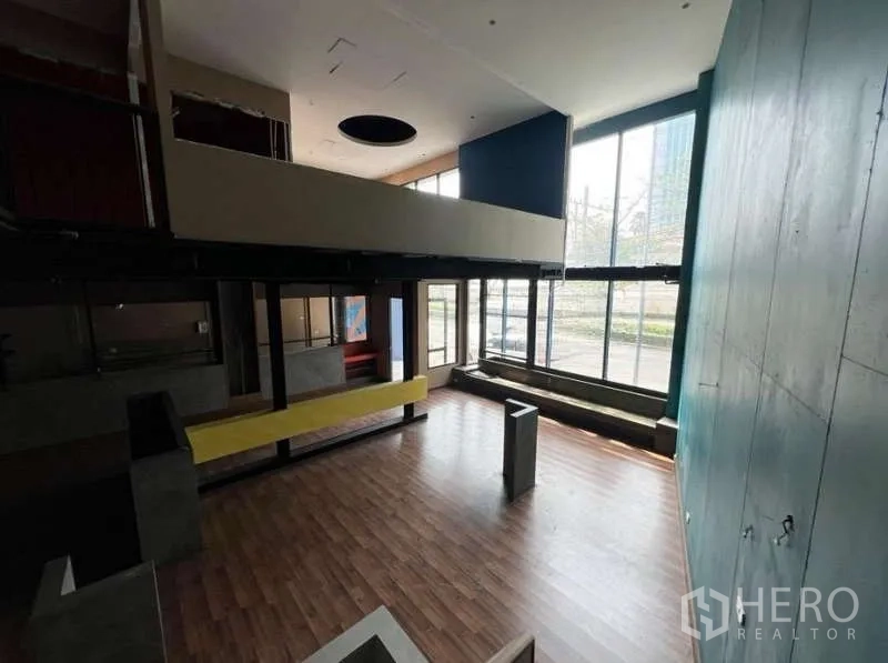 พื้นที่ขายปลีก ให้เช่าในPhaya Thai, Bangkok - พื้นที่โชว์รูมเพดานสูงพร้อมชั้นลอย พื้นลามิเนต และผนังกระจกเต็มความสูงหันสู่วิวถนน