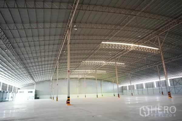 คลังสินค้า ให้เช่าในSi Racha, Chon Buri - ภายในโกดังแบบไร้เสากลาง พื้นที่โล่ง เพดานสูง ไฟส่องสว่าง และระยะเสาห่าง