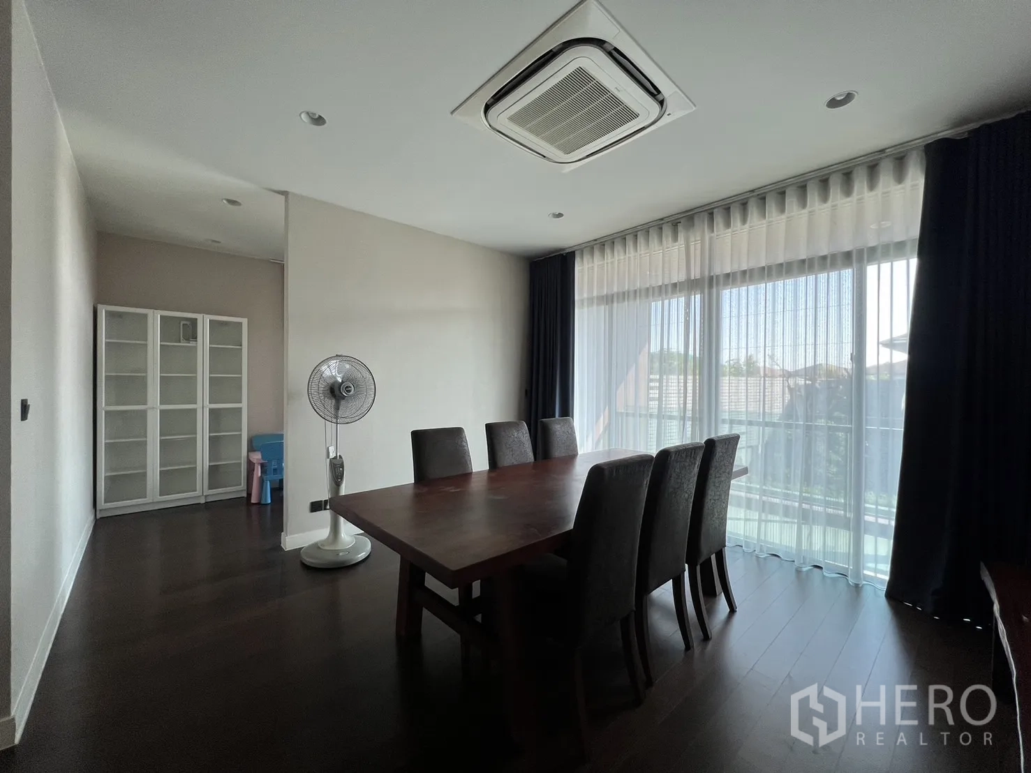 Detached House for rent or sale in Bang Kapi, Bangkok - Another angle of the upstairs dining room with ceiling cassette air‑con.