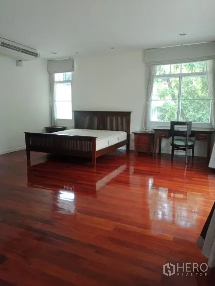 บ้าน ให้เช่าในBang Rak, Bangkok - ห้องนอนใหญ่พร้อมเตียง โต๊ะทำงาน และหน้าต่างมองเห็นต้นไม้