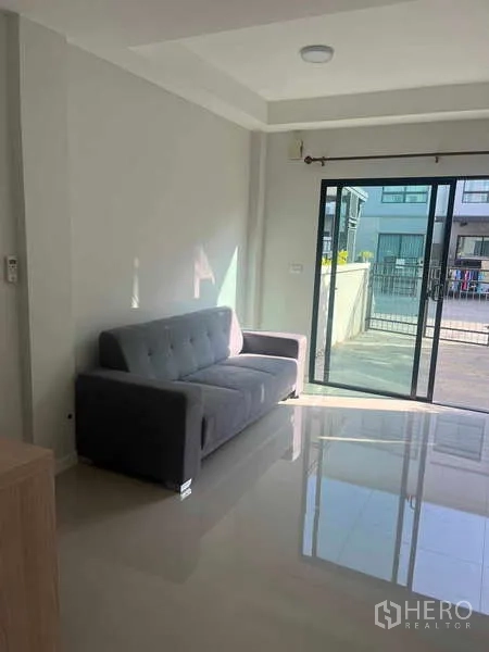 ทาวน์เฮาส์ ให้เช่าในSuan Luang, Bangkok - ด้านหน้าทาวน์เฮ้าส์ 3 ชั้นสไตล์โมเดิร์น มีหน้าต่างบานใหญ่และลานหน้าบ้านมีรั้ว