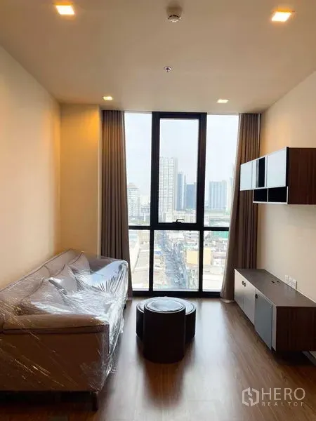 คอนโด ขายในWatthana, Bangkok - ห้องนั่งเล่นสว่างพร้อมกระจกเต็มบาน วิวเมืองกรุงเทพ โซฟาและตู้ทีวี