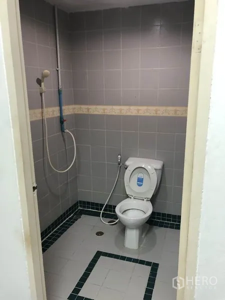 สำนักงาน ให้เช่าในRatchathewi, Bangkok - ห้องน้ำขนาดกะทัดรัด ปูกระเบื้องสีเทา มีโถสุขภัณฑ์ ฝักบัว และท่อระบายน้ำ