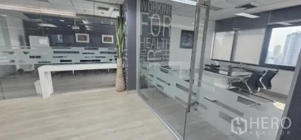 สำนักงาน ให้เช่าในBang Rak, Bangkok - ภายในสำนักงานย่านสีลม มีห้องประชุมผนังกระจก พาร์ทิชันฝ้า และพื้นลามิเนตสีอ่อนพร้อมวิวเมือง