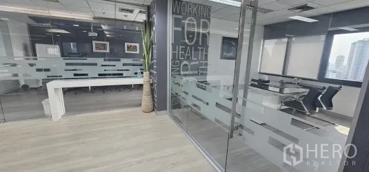 สำนักงาน ให้เช่าในBang Rak, Bangkok - ภายในสำนักงานย่านสีลม มีห้องประชุมผนังกระจก พาร์ทิชันฝ้า และพื้นลามิเนตสีอ่อนพร้อมวิวเมือง