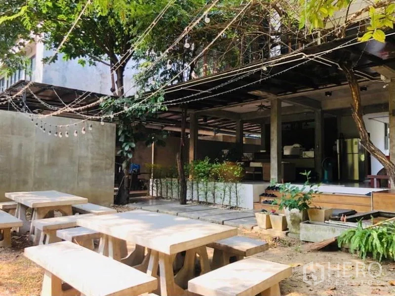 อาคารพาณิชย์ ให้เช่าในChatuchak, Bangkok - พื้นที่รับประทานอาหารกลางแจ้ง โต๊ะปิกนิกคอนกรีต ไฟประดับ และต้นไม้ ข้างชานครัว