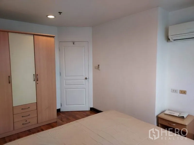 公寓 出租或出售在Khlong Toei, Bangkok - 卧室配衣柜、空调与木地板