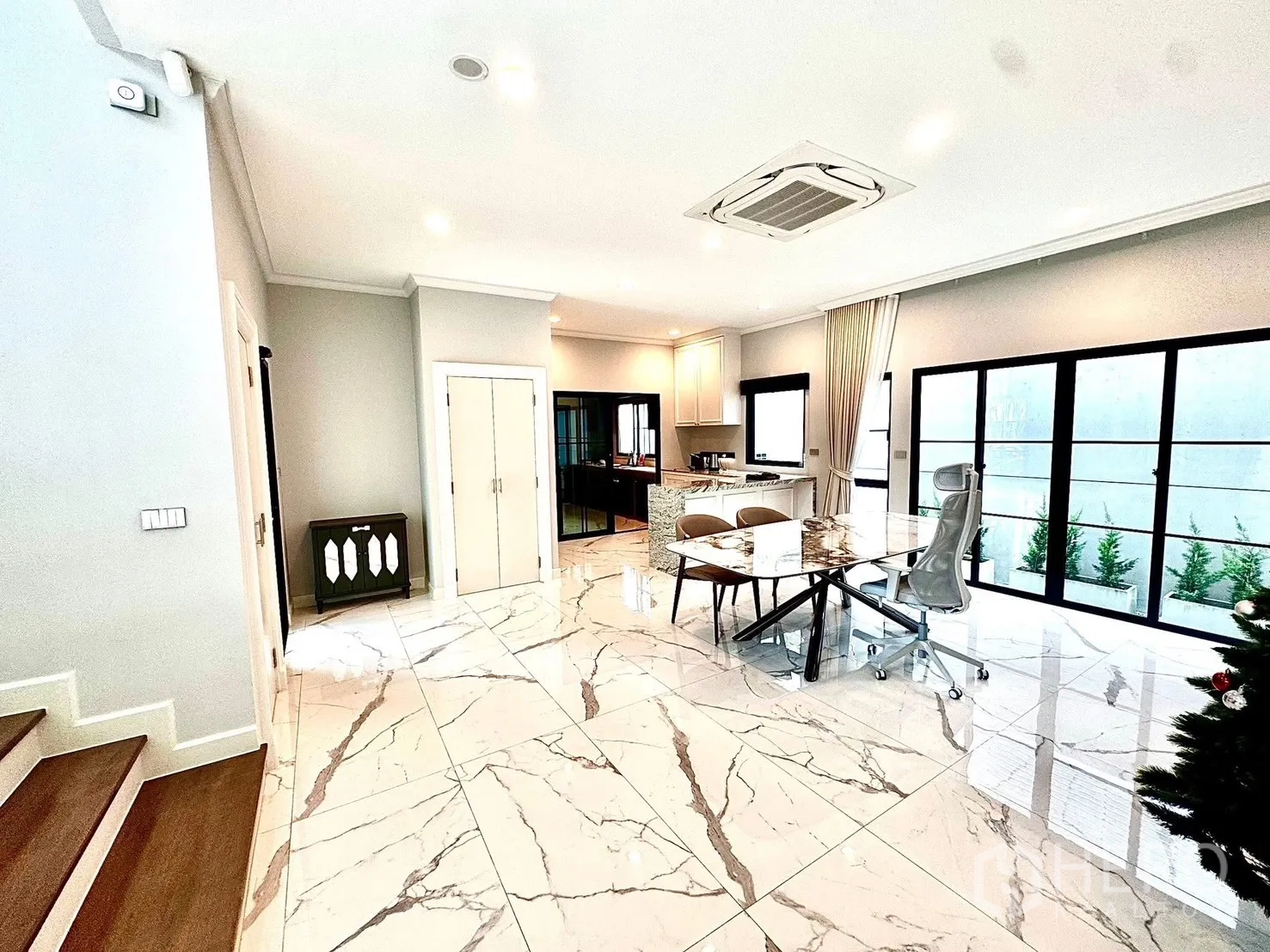 Detached House for rent in Bang Phli, Samut Prakan - Open-plan dining and pantry area with glossy marble tiles and floor-to-ceiling windows.