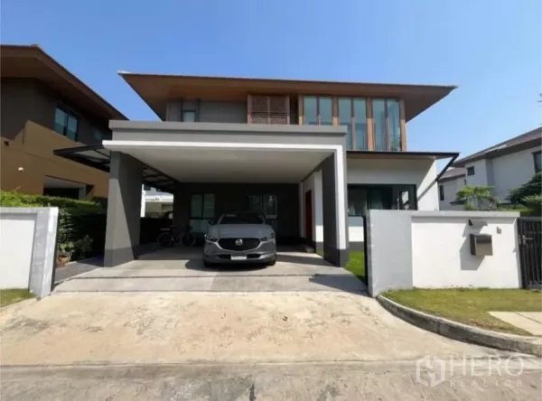 Detached House for rent in Prawet, Bangkok - Modern two-storey detached house in Prawet with a covered double carport and gated driveway.