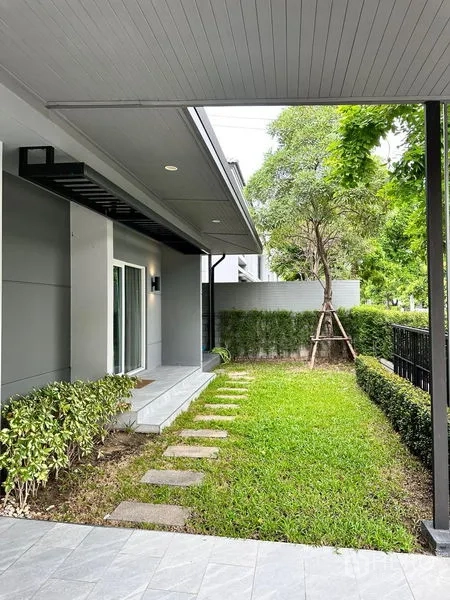 บ้าน ขายในPrawet, Bangkok - สวนหน้าบ้านมีแผ่นทางเดิน แนวพุ่มไม้ และเฉลียงมีหลังคา