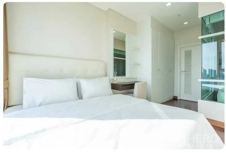 公寓 出售在Watthana, Bangkok - 采光充足的卧室，带梳妆台、衣柜和大窗