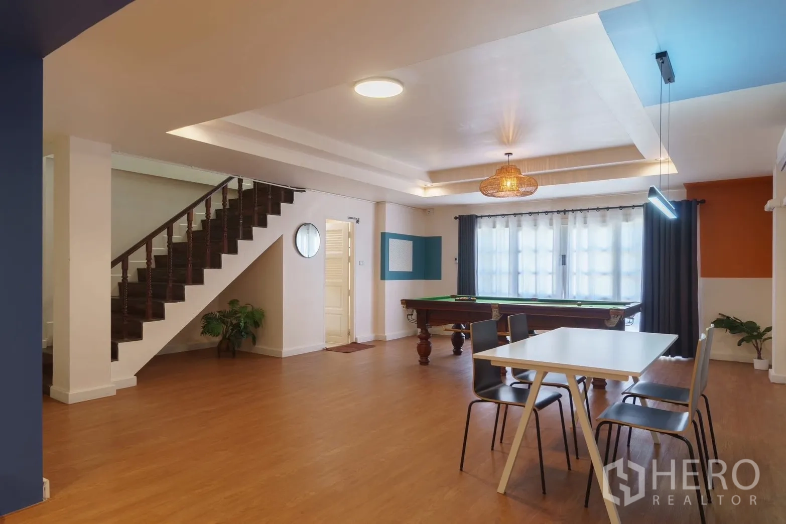 联排别墅 for rent in Watthana, Bangkok - 宽敞开放楼层，室内楼梯、用餐区与桌球台。