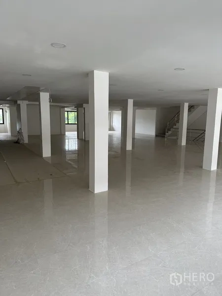 สำนักงาน ให้เช่าหรือขายในHuai Khwang, Bangkok - โซนออฟฟิศแบบโอเพ่นสเปซขนาดใหญ่ มีเสาและหน้าต่างด้านหลังบานกว้าง