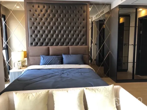 คอนโด ให้เช่าในWatthana, Bangkok - ห้องนอนพร้อมหัวเตียงบุหนัง ผ้าปูสีน้ำเงิน และตู้เสื้อผ้าบานกระจก