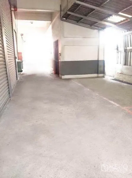 คลังสินค้า ให้เช่าในBang Phli, Samut Prakan - ทางขนถ่ายสินค้ากว้าง มีประตูม้วนและหลังคาคลุมสำหรับรถบรรทุก