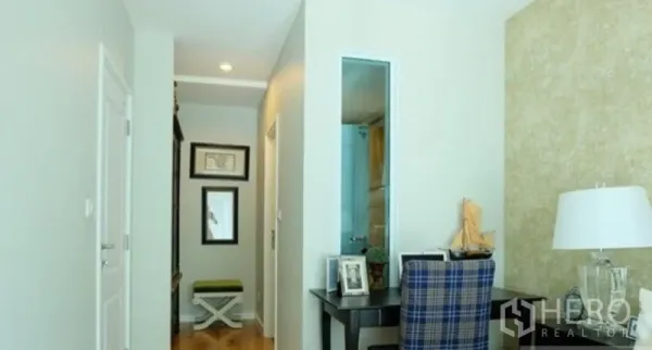 公寓 出租在Khlong Toei, Bangkok - 走廊设工作台与镜子，现代一居室单元通向浴室的门。