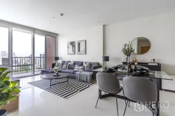 คอนโด ให้เช่าในWatthana, Bangkok - ห้องนั่งเล่นและรับประทานอาหารแบบโอเพนแพลน โปร่งสว่างด้วยหน้าต่างเต็มบาน ระเบียง และวิวเมือง