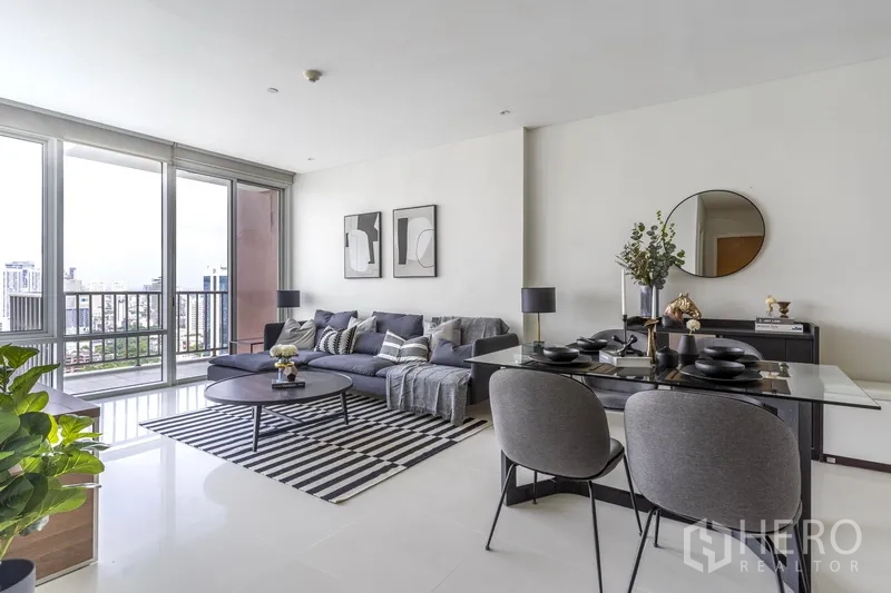 คอนโด ให้เช่าในWatthana, Bangkok - ห้องนั่งเล่นและรับประทานอาหารแบบโอเพนแพลน โปร่งสว่างด้วยหน้าต่างเต็มบาน ระเบียง และวิวเมือง