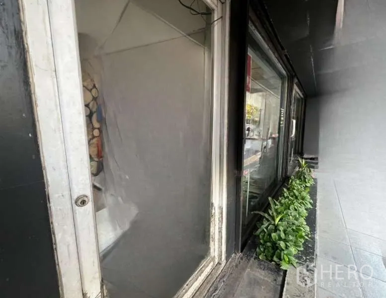 พื้นที่ขายปลีก ให้เช่าในKhlong Toei, Bangkok - หน้าต่างด้านข้างภายนอก พร้อมกระบะปลูกต้นไม้ริมหน้าร้าน