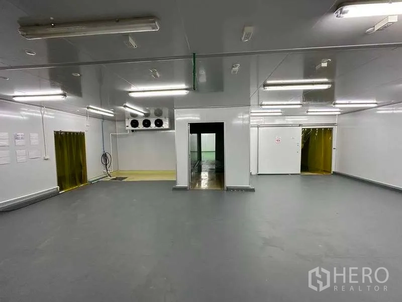 货栈 出租在Khlong Luang, Pathum Thani - 洁净加工大厅，配滑动冷库门和多个服务出入口。