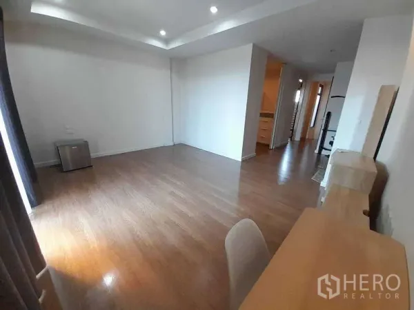 ทาวน์เฮาส์ ให้เช่าในKhlong Toei, Bangkok - พื้นที่นั่งเล่นโปร่ง พื้นไม้และไฟดาวน์ไลต์