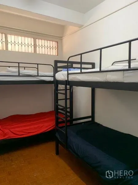 อาคารพาณิชย์ ให้เช่าในKhlong Toei, Bangkok - ห้องนอนสไตล์ดอร์ม เตียงสองชั้นโครงเหล็ก หน้าต่างสูงพร้อมเหล็กดัด