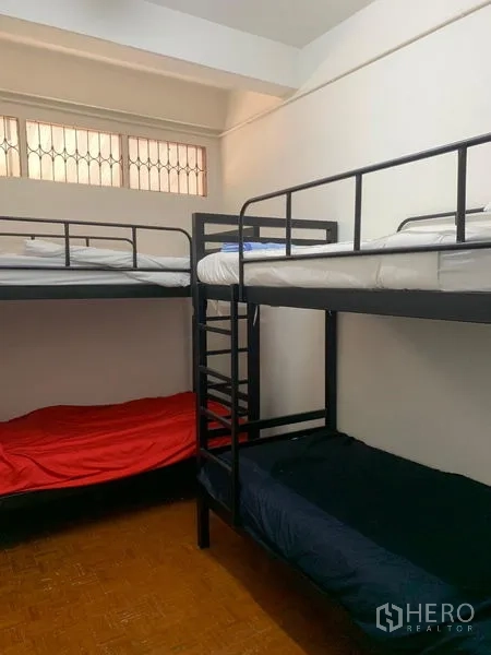 อาคารพาณิชย์ ให้เช่าในKhlong Toei, Bangkok - ห้องนอนสไตล์ดอร์ม เตียงสองชั้นโครงเหล็ก หน้าต่างสูงพร้อมเหล็กดัด