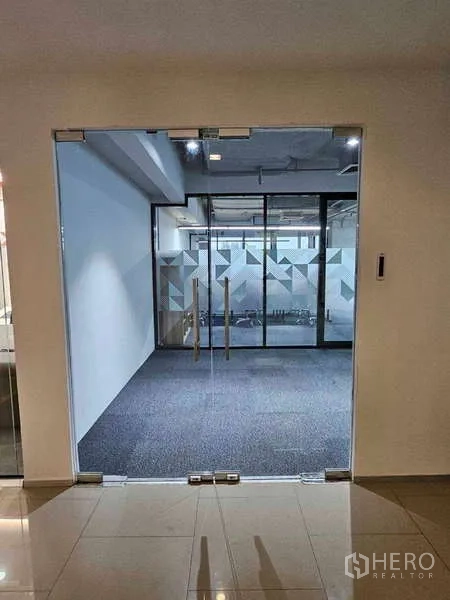 สำนักงาน ให้เช่าในRatchathewi, Bangkok - โถงทางเข้าพร้อมประตูกระจกบานคู่ เปิดสู่สวีทสำนักงานที่มีฉากกั้นฟรอสต์