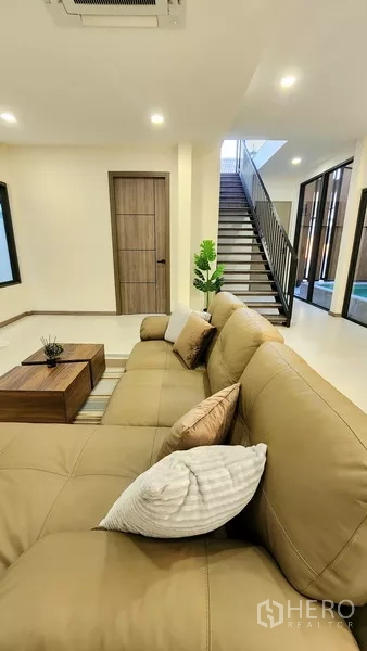 บ้าน ขายในKhlong Toei, Bangkok - มุมข้างโซฟา ประตูไม้ และบันไดติดผนังกระจก