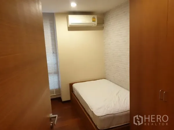 คอนโด ให้เช่าในKhlong Toei, Bangkok - ห้องเอนกประสงค์ขนาดกะทัดรัด มีเตียงเดี่ยว ตู้เสื้อผ้า และเครื่องปรับอากาศ