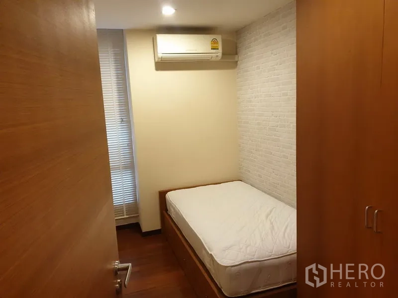 คอนโด ให้เช่าในKhlong Toei, Bangkok - ห้องเอนกประสงค์ขนาดกะทัดรัด มีเตียงเดี่ยว ตู้เสื้อผ้า และเครื่องปรับอากาศ