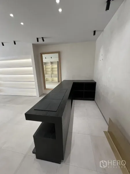 零售空间 出租在Bangkok - 现代黑色服务台，配大镜面与内置陈列架