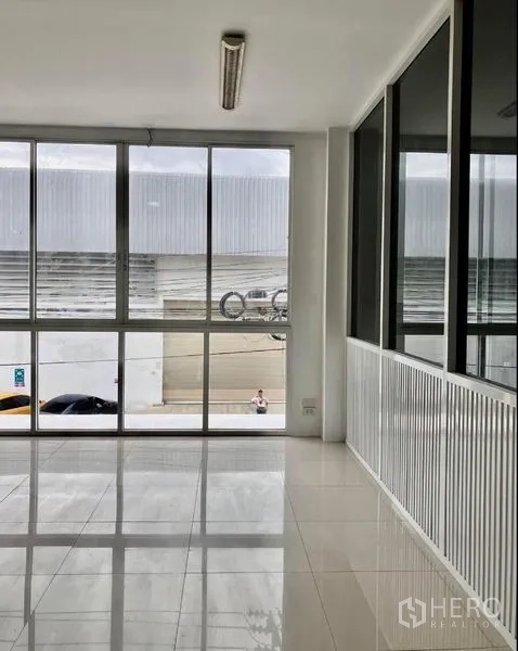 货栈 出租在Prawet, Bangkok - 二楼办公室，落地窗俯瞰前方停车区。