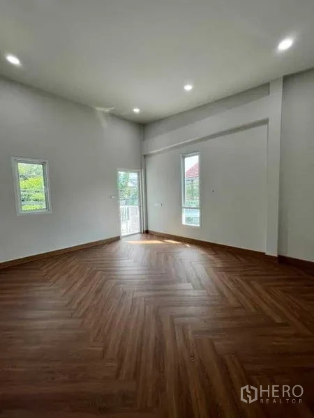 ทาวน์เฮาส์ ขายในPhra Khanong, Bangkok - ห้องนอนรับแสงดี พื้นก้างปลา หน้าต่างหลายบานและประตูออกระเบียง