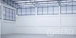 工厂 出租在Mueang Samut Sakhon, Samut Sakhon - 仓库内部宽敞，净高8.1米，钢桁架屋顶，百叶高窗与平整混凝土地面。