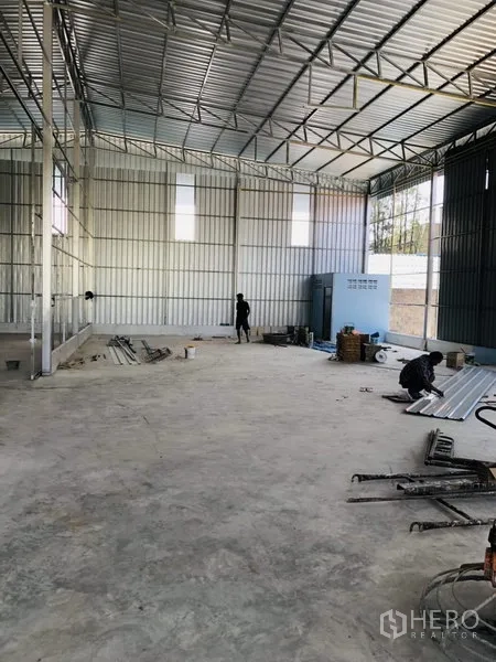 คลังสินค้า ให้เช่าในBang Kapi, Bangkok - พื้นโกดังแบบโอเพ่นแปลน ผนังเมทัลชีท แผ่นรับแสง และพื้นคอนกรีต