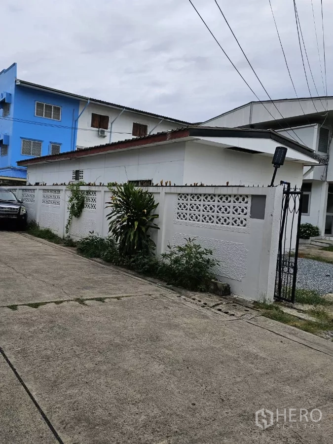 บ้าน ให้เช่าหรือขายในLat Phrao, Bangkok - มุมมองจากถนนเห็นรั้วปูนสีขาวและประตูเหล็กของทรัพย์สิน