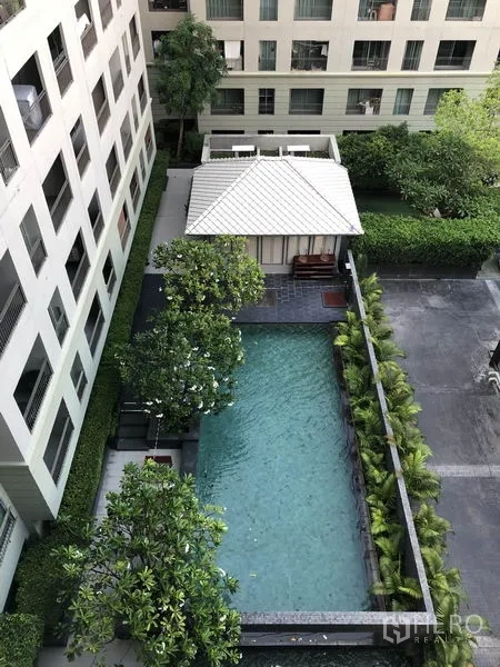 คอนโด ให้เช่าในPathum Wan, Bangkok - สระว่ายน้ำส่วนกลางพร้อมศาลา สวนร่มรื่น รายล้อมด้วยอาคารพักอาศัย