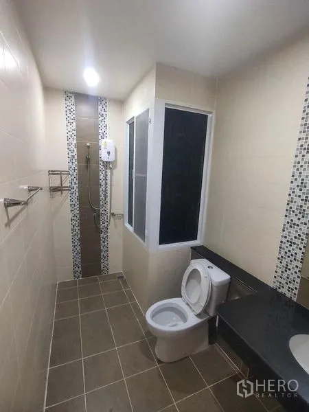 独立式住宅 出租在Prawet, Bangkok - 浴室，独立淋浴区、马赛克装饰与台面