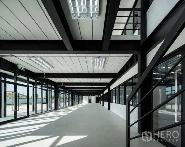 คลังสินค้า ให้เช่า - โถงออฟฟิศ 2 ชั้นสว่างด้วยกระจกเต็มบาน มีบันไดและไฟแสงขาวแบบเส้นตรง
