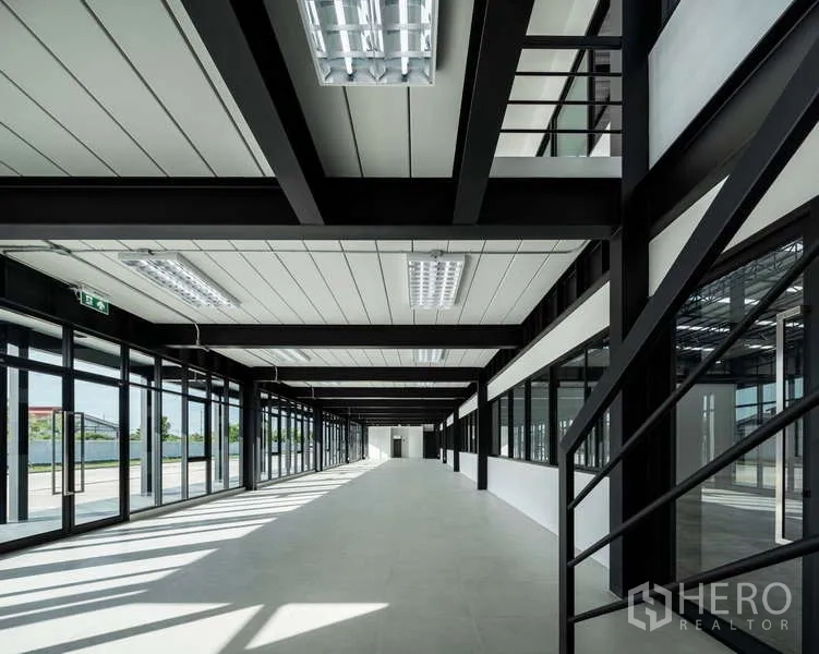 คลังสินค้า ให้เช่า - โถงออฟฟิศ 2 ชั้นสว่างด้วยกระจกเต็มบาน มีบันไดและไฟแสงขาวแบบเส้นตรง