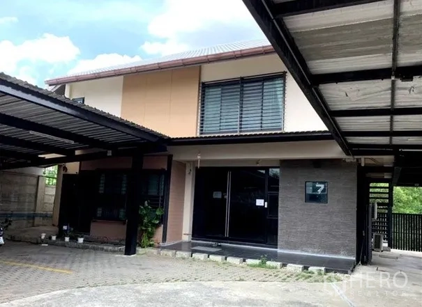 สำนักงานที่บ้าน ให้เช่าในLat Phrao, Bangkok - ด้านหน้าโฮมออฟฟิศ 2 ชั้น มีหน้าต่างบานใหญ่และทางเข้าพร้อมหลังคากันฝน