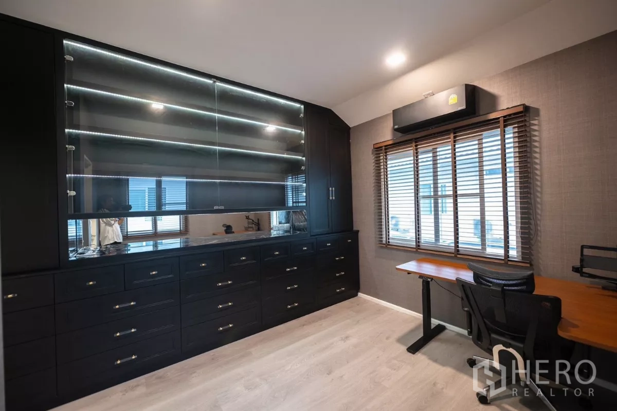 Detached House for rent or sale in Prawet, Bangkok - Home office angle with long work desk and ensuite bathroom entrance.