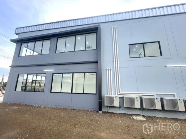 工厂 出租或出售在Bang Yai, Nonthaburi - 建筑侧立面，大窗与外置空调机组。