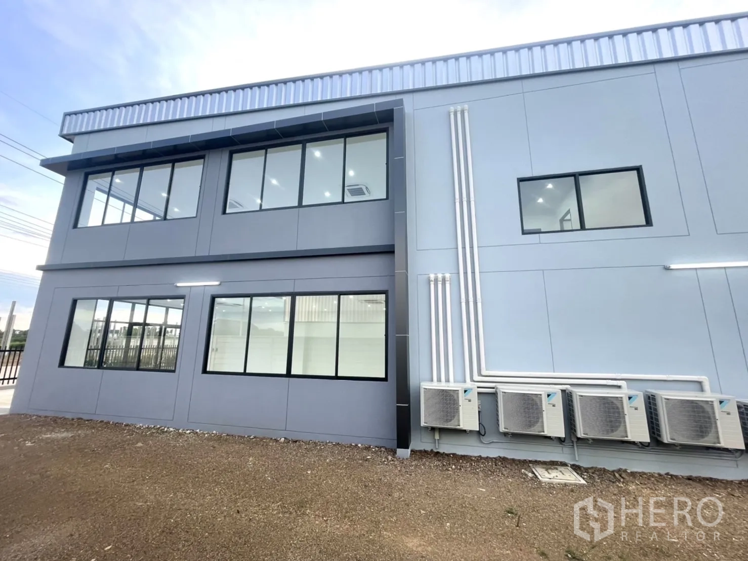 工厂 出租或出售在Bang Yai, Nonthaburi - 建筑侧立面，大窗与外置空调机组。