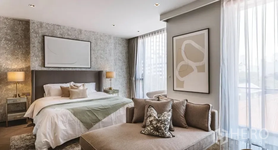 คอนโด ให้เช่าในWatthana, Bangkok - ห้องนอนมาสเตอร์กว้างพร้อมเดย์เบด หน้าต่างบานใหญ่ และงานศิลป์