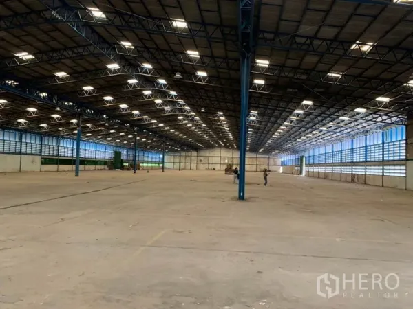 โรงงาน ให้เช่าในChon Buri - พื้นที่คลังสินค้าโถงกว้าง โครงหลังคาเหล็กสูง พร้อมไฟไฮเบย์สว่าง