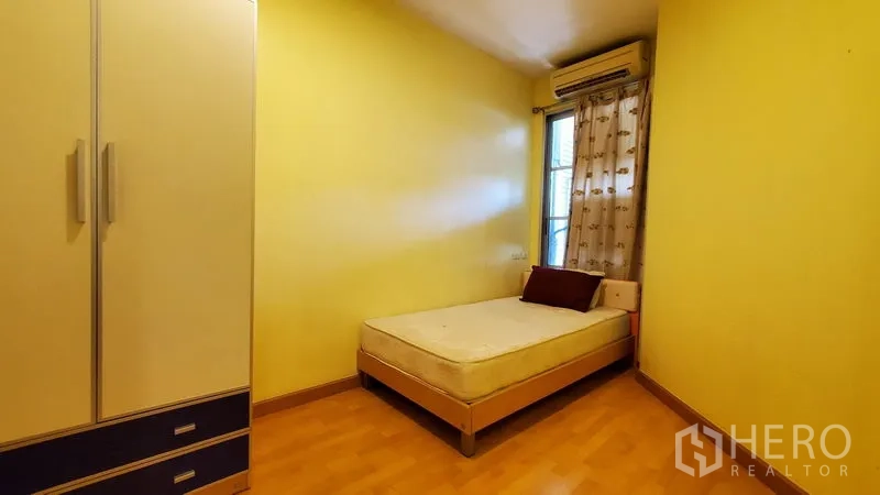 คอนโด ให้เช่าในKhlong Toei, Bangkok - ห้องนอนรองพร้อมเตียงเดี่ยว ตู้เสื้อผ้า หน้าต่าง และเครื่องปรับอากาศ